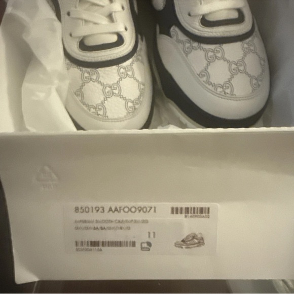 Gucci Men's White and Navy Sneakers with Red and Green Accents - Picture 6 of 7